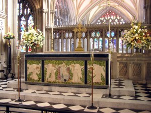 "Altar.stmaryredcliffe.arp". Licensed under Public domain via Wikimedia Commons.